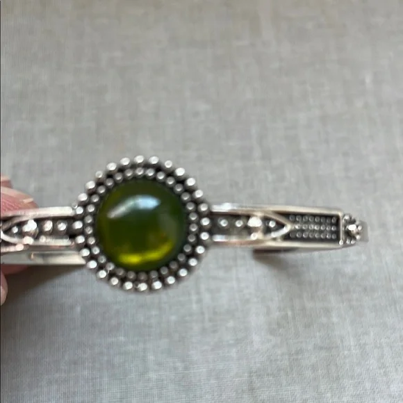 NWOT Silvertone Green Bracelet - Picture 5 of 8